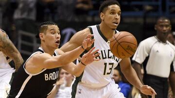 Jeremy Lin pasa el balón ane la defensa de Malcolm Brogdon.