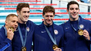 Paris (), 27/07/2024.- Gold medalists Team USA pose after the Men 4x100 Freestyle Relay final of the Swimming competitions in the Paris 2024 Olympic Games, at the Paris La Defense Arena in Paris, , 27 July 2024. (Francia) EFE/EPA/FRANCK ROBICHON