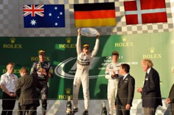 Nico Rosberg de Mercedes celebrando en el podio su victoria en el Gran Premiode Australia en el circuito de Albert Park en Melbourne.USE