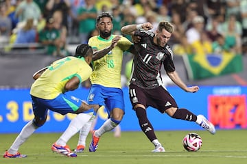 COLLEGE STATION, TEXAS - JUNE 08: Santiago Gimenez #11 of Mexico shoots to goal during an international friendly match against Brazil at Kyle Field on June 8, 2024 in College Station, Texas.   Omar Vega/Getty Images/AFP (Photo by Omar Vega / GETTY IMAGES NORTH AMERICA / Getty Images via AFP)