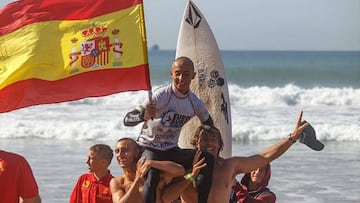 Yael Peña celebra el título de campeón de Europa sub-16 de surf.