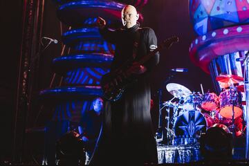 Billy Corgan,con sotana ceremonial, junto a Jimmy Chamberlin, un prodigio rítmico que impregnó de solos los interludios de los Pumpkins