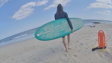Liam Mahoney, surfista, en Belmar Beach, New Jersey (EEUU).