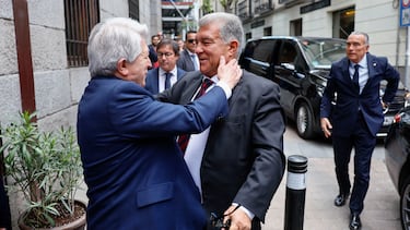 MADRID, 14/04/2026.- El presidente del Atlético de Madrid, Enrique Cerezo (i) y el presidente del FC Barcelona, Joan Laporta (d), a su llegada al tradicional almuerzo de las directivas de Atlético de Madrid y Barcelona celebrado horas antes del partido de vuelta de los cuartos de final de la Liga de Campeones que enfrenta a ambos equipos en Madrid. EFE/ Rodrigo Jiménez