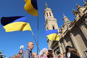Varias banderas de Ucrania durante la ofrenda floral a la Virgen del Pilar el día de su festividad.