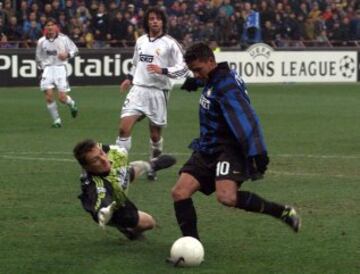 Roberto Baggio gole¨® en las principales escuadras italianas adem¨¢s lider¨® el ataque de la selecci¨®n itlaiana en 3 mundiales consecutivos (1990,1994,1998). En la imagen anotando un gol al Real Madrid en Champions League.