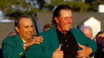 <b>RELEVO. </b>El ganador de la pasada edición, Ángel Cabrera, pone la chaqueta verde a Phil Mickelson.