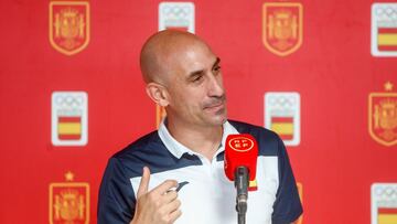 El presidente de la Real Federaci&oacute;n Espa&ntilde;ola de F&uacute;tbol (RFEF), Luis Rubiales, comparece en la Ciudad del F&uacute;tbol de Las Rozas tras su llegada de los Juegos Ol&iacute;mpicos de Tokyo 2020, a 9 de agosto de 2021, en Madrid, (Espa&