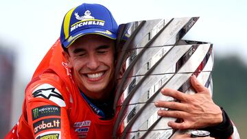 Marc Márquez abraza el trofeo de campeón del mundo.