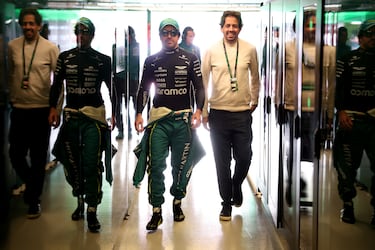 Fernando Alonso camina por el garaje durante los entrenamientos previos al Gran Premio de Australia de F1 en el Circuito Albert Park.
