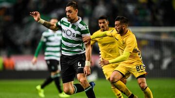 Sporting's Uruguayan defender Sebastian Coates (L) vies with Nacional's midfielder Vitor Goncalves during the Portuguese League football match between Sporting Lisbon and Nacional at the Jose Alvalade stadium in Lisbon on December 16, 2018. (Pho