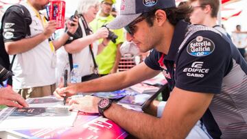 Carlos Sainz firma autógrafos en Bahréin.