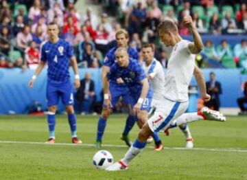 Tomas Necid marca el 2-2 de penalti. 