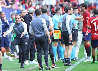 Jagoba Arrasate protesta mientras García Verdura observa el lance en el monitor del VAR.