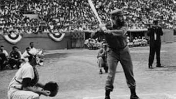 Un joven Fidel Castro con un bate de béisbol preparado para golpear una bola en un estadio repleto.