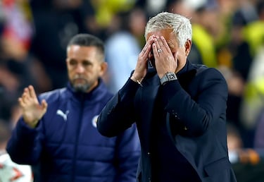 Mourinho suma y sigue, año en blanco en su primera temporada en Turquía