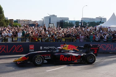 El piloto de F2 Pepe Martí de Red Bull en acción durante la gira de presentación.