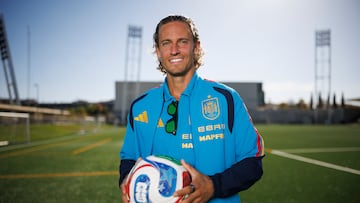 LAS ROZAS (MADRID), 13/11/2025.- De vuelta a la selección española en plena madurez, con 30 años, instalado en el momento más feliz de su vida desde la paternidad, Marcos Llorente, ve el fútbol desde una perspectiva diferente al resto. Su rendimiento en el Atlético de Madrid reabre una puerta que se cerró de golpe tras acariciar ser parte del grupo campeón de la última Eurocopa. Sin cuentas pendientes, ni "espina que sacar", comienza a mirar al Mundial 2026. En una entrevista con EFE habla de lo que considera su profesión. Su felicidad está en otro plano que saborea cada vez que llega a casa . EFE / Rodrigo Jiménez