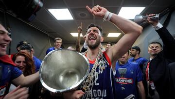 Vasilije Micic celebra la Euroliga que de 2022 tras vencer al Madrid en la final.