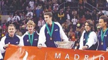 <b>NO SE REPETIRA.</b> Arrese, Avendaño, Ferrero, Robredo, Nadal, Moyá y Perlas celebran en Sevilla la conquista de la Copa Davis 2004