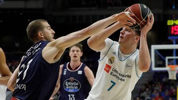 GRAF8736 MADRID, 08/04/2018.- El base esloveno del Real Madrid, Luka Doncic (d), y el escolta estadounidense del Monbus Obradoiro, Matthew Thomas, disputan un balón durante el partido de hoy en el Wizink Center, correspondiente a la jornada 26 de la Liga Endesa. EFE/Juan Carlos Hidalgo