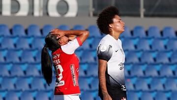 AMDEP9062. LUQUE (PARAGUAY), 19/10/2024.- Ana Huertas (i) de Santa Fe reacciona junto a Vitória Yaya de Corinthians este sábado, en la final de la Copa Libertadores Femenina entre Corinthians y Santa Fe, en la cancha de la Conmebol en Luque (Paraguay). EFE/ Juan Pablo Pino