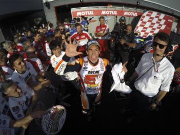 Márquez se proclama campeón del Mundo de MotoGP en Motegui, Japón, consiguiendo su quinto título.