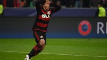 Javier Hernández se lamenta tras una falla.