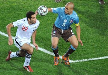 Mohamed Aboutrika disputa un bal&oacute;n con Fabio Cannavaro en la Copa Confederaciones 2009.