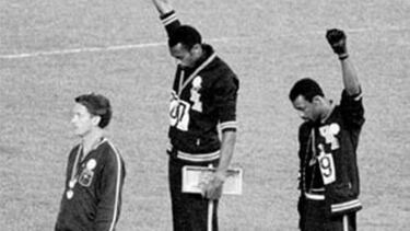 Estos dos velocistas estadounidenses marcaron uno de los momentos más recordados de los Juegos Olímpicos de México 1986. Smith se llevó el oro y Carlos el bronce en los 200 metros. Cuando subieron al podio de premiación, ambos que levantaron el puño, portando un guante negro, y bajaron la cabeza haciendo el gesto de las Panteras Negras, debido a conflictos raciales que había en su país. Fueron regresados antes de tiempo, donde los juzgaron severamente. Su caso sirvió para dar a conocer las injusticias y racismo que había en aquella época en Estados Unidos.