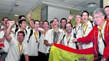 <b>FELICIDAD. </b>La Selección Sub-16 celebra el título europeo en el aeropuerto de Barajas.