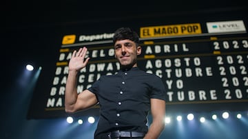 El Mago Pop saluda durante una rueda de prensa en el Teatro Victoria, a 20 de marzo de 2023, en Barcelona, Catalunya (España). Antonio Díaz, más conocido como El Mago Pop, ha comprado el Branson Magic Theater, el teatro más grande del estado de Misuri, en Estados Unidos. El Mago Pop ha hecho este anuncio en el teatro que compró hace cuatro años en Barcelona, el Teatro Victoria, en una rueda de prensa para informar de su próximo debut en Broadway, concretamente en el Ethel Barrymore Theather de Nueva York, donde presentará su actual espectáculo, ‘Nada es imposible’, a partir del próximo 17 de agosto.
20 MARZO 2023;BARCELONA;CATALUNYA;MAGO POP
Lorena Sopêna / Europa Press
20/03/2023