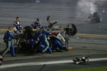 El accidente se produjo en la última vuelta de la carrera Coke Zero 400 de la Nascar. Los pilotos Denny Hamblin y Kevin Harvick se tocaron y el coche 3 que conducía Austin Dillon fue el más afectado.