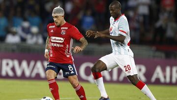 Arregui y Adrián Ramos en la lucha por el balón