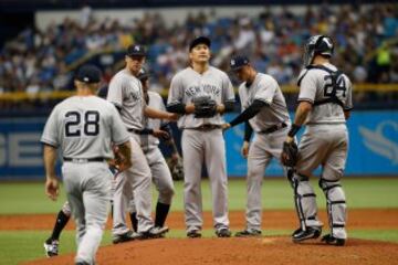 El Pitcher Masahiro Tanaka #19 de los New York Yankees espera al manager Joe Girardi #28.