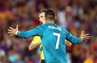 Cristiano copies Messi's shirt celebration in Camp Nou win