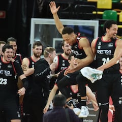 Jenkins y Hakanson sacan al Bilbao de descenso ante el Betis