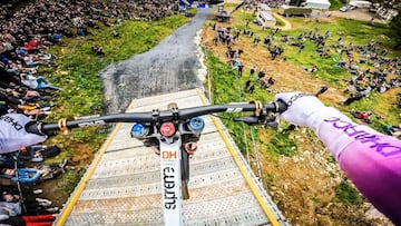 POV de Amaury Pierron en Lourdes (Francia) en un circuito de tierra de la Copa del Mundo UCI de MTB Downhill, el 27 de marzo del 2022.