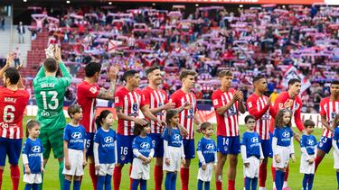 El Atlético forma antes de empezar el partido.