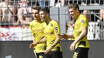 Dortmund&#039;s Christian Pulisic, center, reacts surprised after scoring during the German Bundesliga soccer match between Borussia Dortmund and VfB Stuttgart in Dortmund, Germany, Sunday, April 8, 2018. (AP Photo/Martin Meissner)