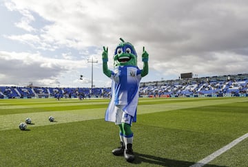 La entidad madrile?a tiene la costumbre de regalar a sus equipos que visitan Butarque una cesta de pepinos. Y, adem¨¢s, han sido muy famosos los divertidos carteles que el club ha emitido en las previas de los partidos con un toque de humor sobre pepinos. Pero, ?de d¨®nde proviene el apodo de pepineros? Para conocer el origen del seud¨®nimo ¡®pepineros¡¯ hay que remontarse al siglo XX. Legan¨¦s era entonces una villa agr¨ªcola de alrededor de 6.000 habitantes que abastec¨ªa de alimentos la capital espa?ola, siendo el pepino el producto estrella de la zona. De esta forma, cada vez que llevaban al mercado se empezaba a gritar: "?Ya vienen los pepineros!"