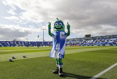 La entidad madrileña tiene la costumbre de regalar a sus equipos que visitan Butarque una cesta de pepinos. Y, además, han sido muy famosos los divertidos carteles que el club ha emitido en las previas de los partidos con un toque de humor sobre pepinos. Pero, ¿de dónde proviene el apodo de pepineros? Para conocer el origen del seudónimo ‘pepineros’ hay que remontarse al siglo XX. Leganés era entonces una villa agrícola de alrededor de 6.000 habitantes que abastecía de alimentos la capital española, siendo el pepino el producto estrella de la zona. De esta forma, cada vez que llevaban al mercado se empezaba a gritar: "¡Ya vienen los pepineros!"