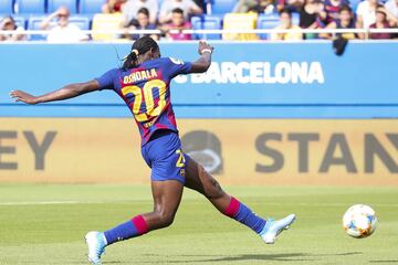 La jugadora del Barcelona, Oshoala, marca el 4-1 al Atl¨¦tico de Madrid.