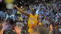 Drafteado en la 13ª posición en 1996 por los Charlotte Hornets que lo mandan directamente a los Lakers, el joven nativo de Filadelfia se saltó la casilla universidad para entrar en la NBA. Ganó el anillo tres veces consecutivas entre 2000 y 2002 con su pareja de shock, Shaquille O’Neal. El 22 de enero de 2006, Kobe entra en la historia anotando 81 puntos en un partido frente a los Toronto Raptors, una de las mayores actuaciones individuales de la historia. Posteriormente conquistó dos títulos más: en el 2009 y en el 2010 con su ‘hermano’, Pau Gasol. El ‘8’ y, años después, ‘24’ de los Los Angeles Lakers, también ha visto su carrera afectada por muchísimas lesiones importantes. En el 2016, ‘la mamba negra’ anunció su retirada y en su último partido, se despedía a lo grande marcando 60 puntos contra los Utah Jazz. Sin embargo, el cuarto anotador de la historia (33,643 puntos) va a conocer un fin trágico. En enero de 2020, su helicóptero se estrella en los montes de Los Ángeles. El 18 veces all star pierde la vida junto a su hija Gigi y otros siete pasajeros.
