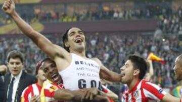 DEDICATORIA. Pese a la euforia tras lograr dos títulos europeos con el Atlético, Falcao se acordó de mostrar sus camisetas interiores con mensajes sobre Dios.