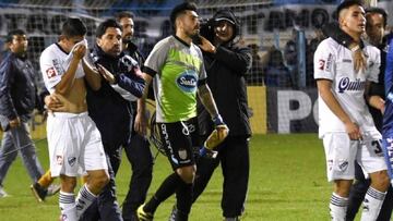 Jugadores de Quilmes se lamentan tras confirmar el descenso.