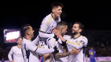 ARANDA DE DUERO (BURGOS), 06/01/2024.- Los jugadores del Real Madrid celebran el gol de su equipo anotado por Joselu (c) durante el partido de dieciseisavos de final de la Copa del Rey que Arandina y Real Madrid disputan hoy sábado en el estadio El Montecillo, en Aranda de Duero. EFE/ Mariscal