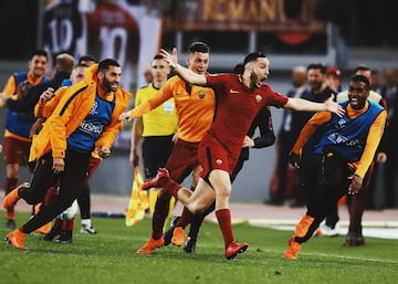 Repite el Bar?a en otra gran remontada, aunque est¨¢ vez de forma negativa. Tras dos a?os seguidos cayendo eliminados en cuartos de la Champions, el 4-1 de la ida en el Camp Nou no hac¨ªa presagiar que hubiera un tercero consecutivo. Los blaugranas pr¨¢cticamente dejaron sentenciado el pase con goles de De Rossi y Manolas, en propia puerta, y de Piqu¨¦ y Su¨¢rez. El gol de Dzeko, aunque met¨ªa algo a los romanos en la eliminatoria, les obligaba a marcar tres tantos y que el Bar?a no hiciera ninguno. Adem¨¢s, sobre el papel, los de Valverde eran superiores a los de Di Francesco. En el encuentro de vuelta, Dzeko puso en ventaja a los romanos pronto y se lo fueron creyendo ante la inoperancia de su rival. En la segunda mitad, un penalti tonto de Piqu¨¦ al jugador bosnio fue transformado por De Rossi para poner el 2-0 en el marcador y dejar el pase a falta de un tanto. El Bar?a estaba sobrepasado y Ter Stegen sostuvo a los suyos como pudo. Sin embargo, en el 82', Manolas puso justicia en el marcador al rematar con la cabeza un centro desde la derecha. Messi, que no apareci¨® cuando su equipo m¨¢s le necesitaba, sali¨® del Ol¨ªmpico de Roma desolado por la eliminaci¨®n. El Real Madrid, de nuevo, volvi¨® a ser campe¨®n de esta edici¨®n.