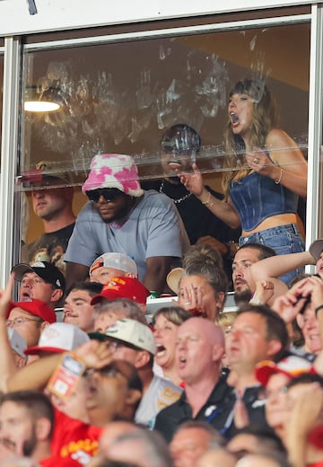 La cantante nacida en West Reading, un borough ubicado en el condado de Berks en el estado estadounidense de Pensilvania, ha vuelto a las gradas del Arrowhead Stadium para apoyar una temporada más a su novio, Travis Kelce y su amigo Patrick Mahomes durante el duelo entre Kansas City Chiefs y los Baltimore Ravens.