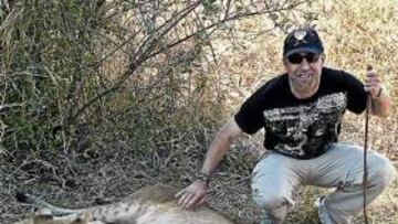 <b>BIEN ACOMPAÑADO. </b>Alberto Marcos, en un momento del recorrido del safari, junto a dos leones que no atemorizaron al gran capitán.